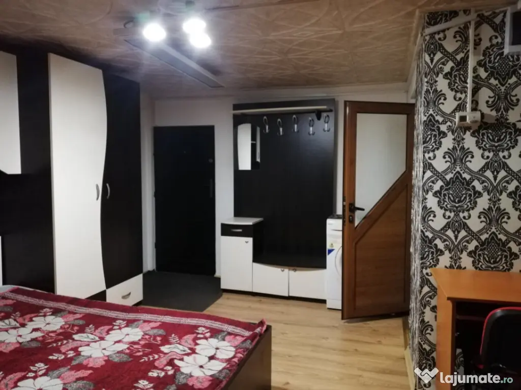 Locatie de 25 mp la km 0 ,visavis de liceul de arte Octav Ba