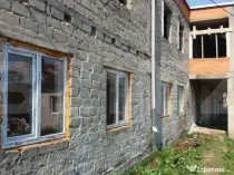 CLADIRE LA ROSU GAESTI, AFACERE