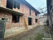Casă la roșu cu 7 camere, 2 băi, 1 bucatarie.