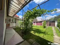 Casă cu 3 camere, 161 mp, cu curte comună, zona-ultracentr