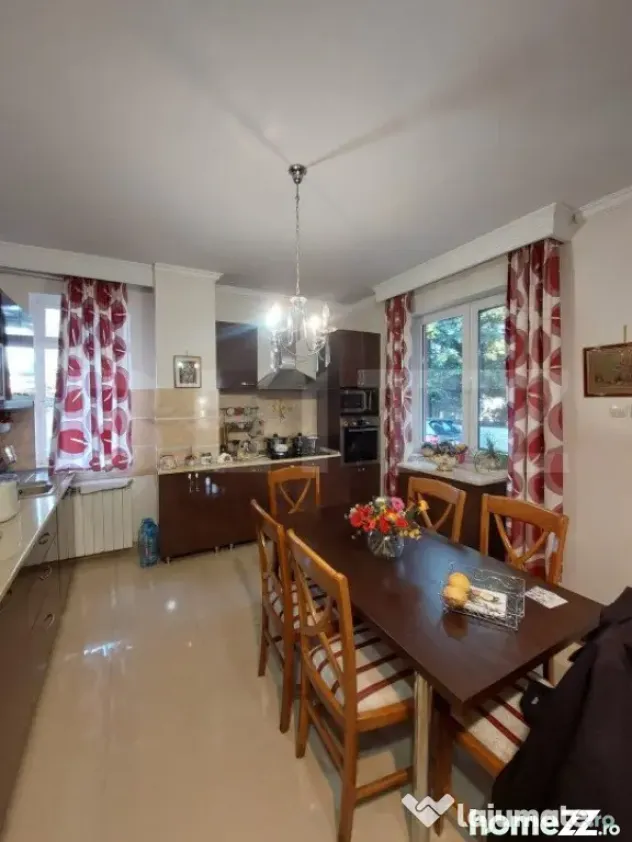 Vila, 10 camere, 580 mp, zona Cartier Albert - Ploiesti (Prahova)