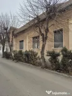 Casa de vanzare, curte comuna cu 1 locatar, 110 mp, zona ult