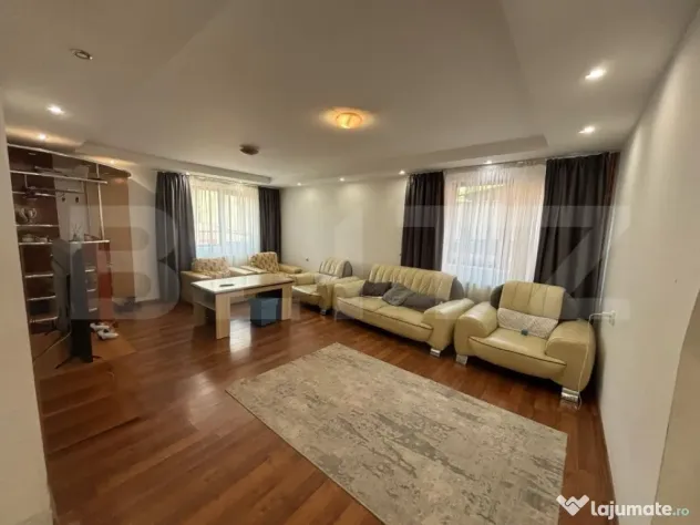 Casa de vanzare cu 5 camere, 200 mp, zona Micro 3