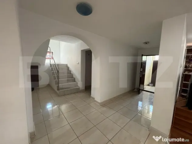 Casa de vanzare cu 5 camere, 200 mp, zona Micro 3