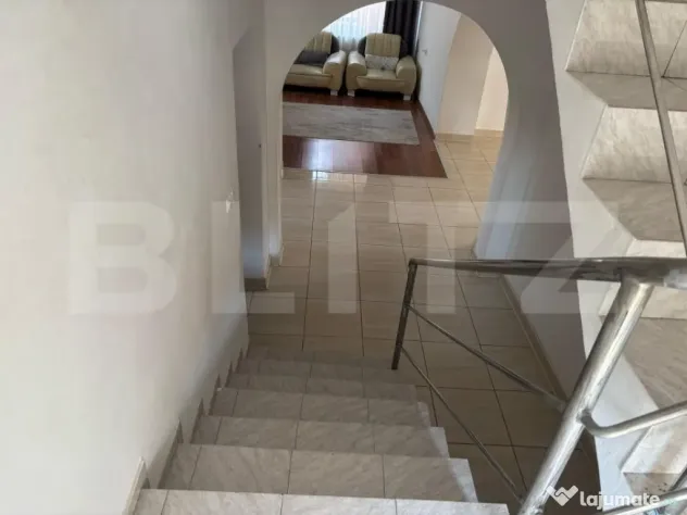 Casa de vanzare cu 5 camere, 200 mp, zona Micro 3