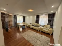 Casa de vanzare cu 5 camere, 200 mp, zona Micro 3