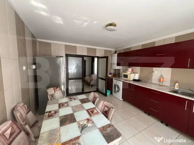 Casa de vanzare cu 5 camere, 200 mp, zona Micro 3