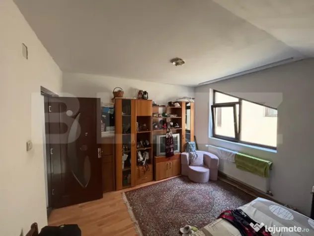 Casa de vanzare cu 5 camere, 200 mp, zona Micro 3