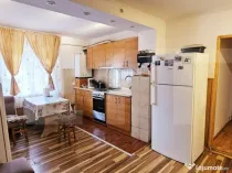 Apartament de vanzare, cu 3 camere, decomandat, 68mp, parter