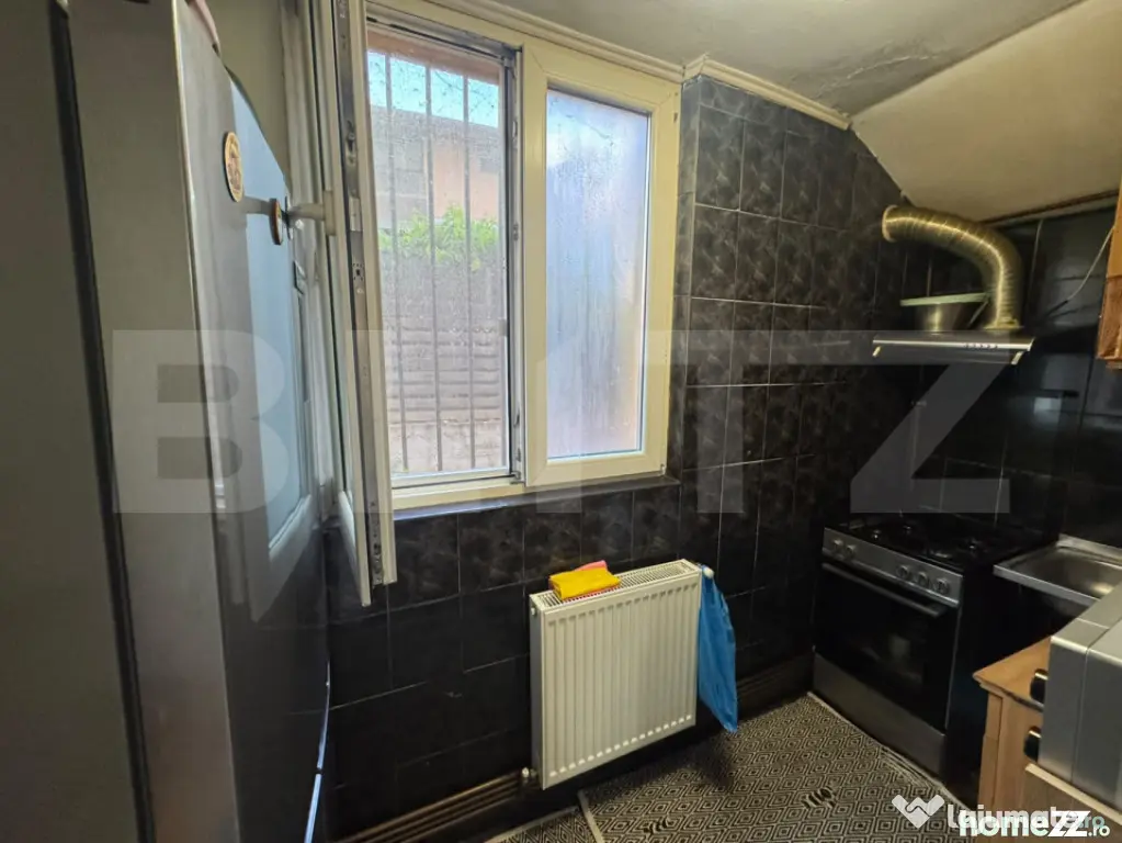 Apartament de 3 camere, decomandat, parter, zona Valea Rosie
