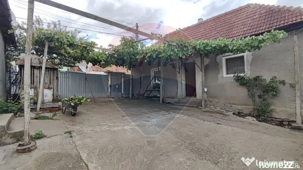 Casă cu 4 camere si teren de vânzare in com. Husasau de...