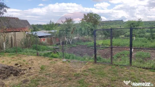 Casă cu 4 camere si teren de vânzare in com. Husasau de...