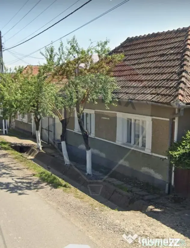 Casă cu 4 camere si teren de vânzare in com. Husasau de...