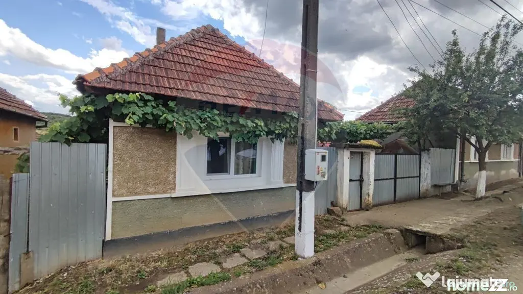 Casă cu 4 camere si teren de vânzare in com. Husasau de...