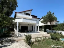 Povestea unei case la doar 200 m de valuri, cu piscină și