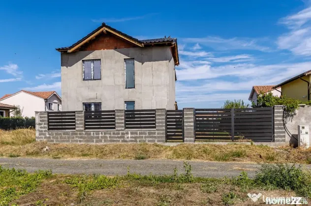 Compartimentare generoasă și lumină naturală. Casă ?...