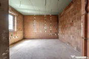 Compartimentare generoasă și lumină naturală. Casă ?...