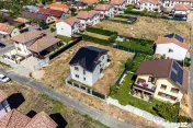 Compartimentare generoasă și lumină naturală. Casă ?...