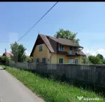 Casă dublă în comuna Hătuica, chiar în vecinătatea bă