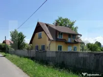 Casă dublă în comuna Hătuica, chiar în vecinătatea bă