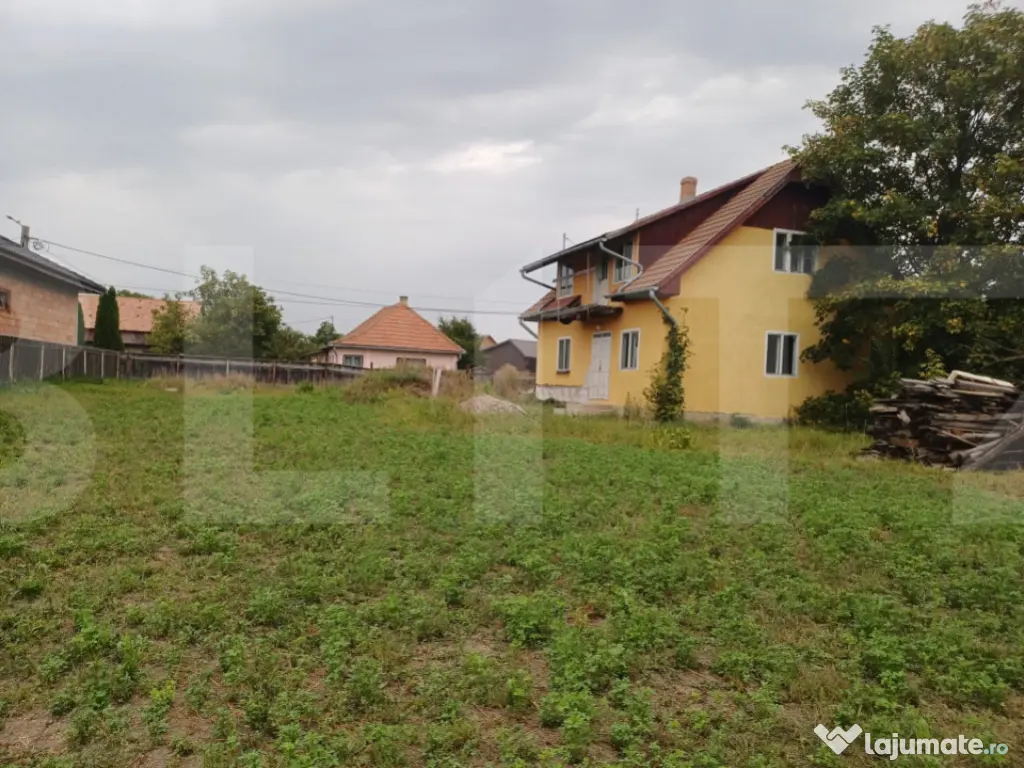 Casă dublă în comuna Hătuica, chiar în vecinătatea bă
