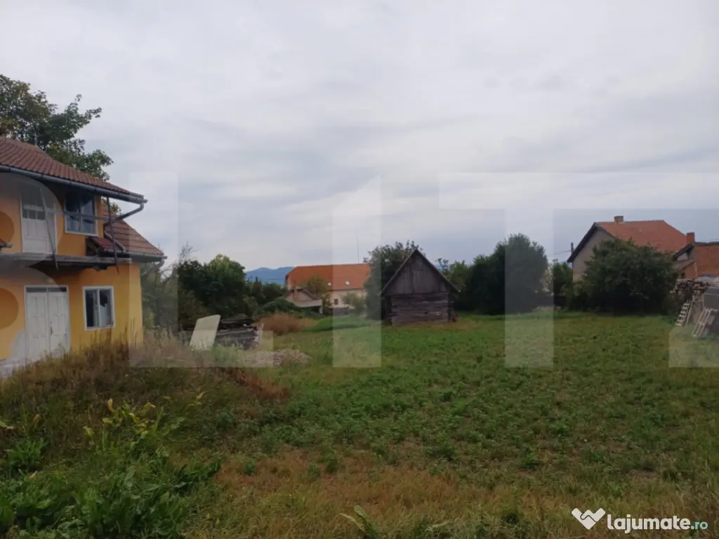 Casă dublă în comuna Hătuica, chiar în vecinătatea bă
