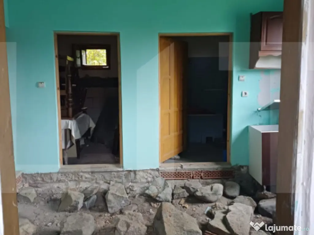 Casă dublă în comuna Hătuica, chiar în vecinătatea bă