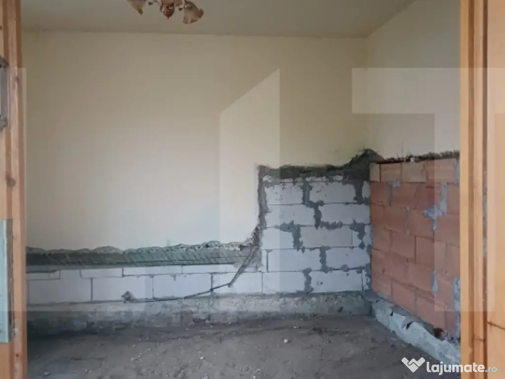 Casă dublă în comuna Hătuica, chiar în vecinătatea bă