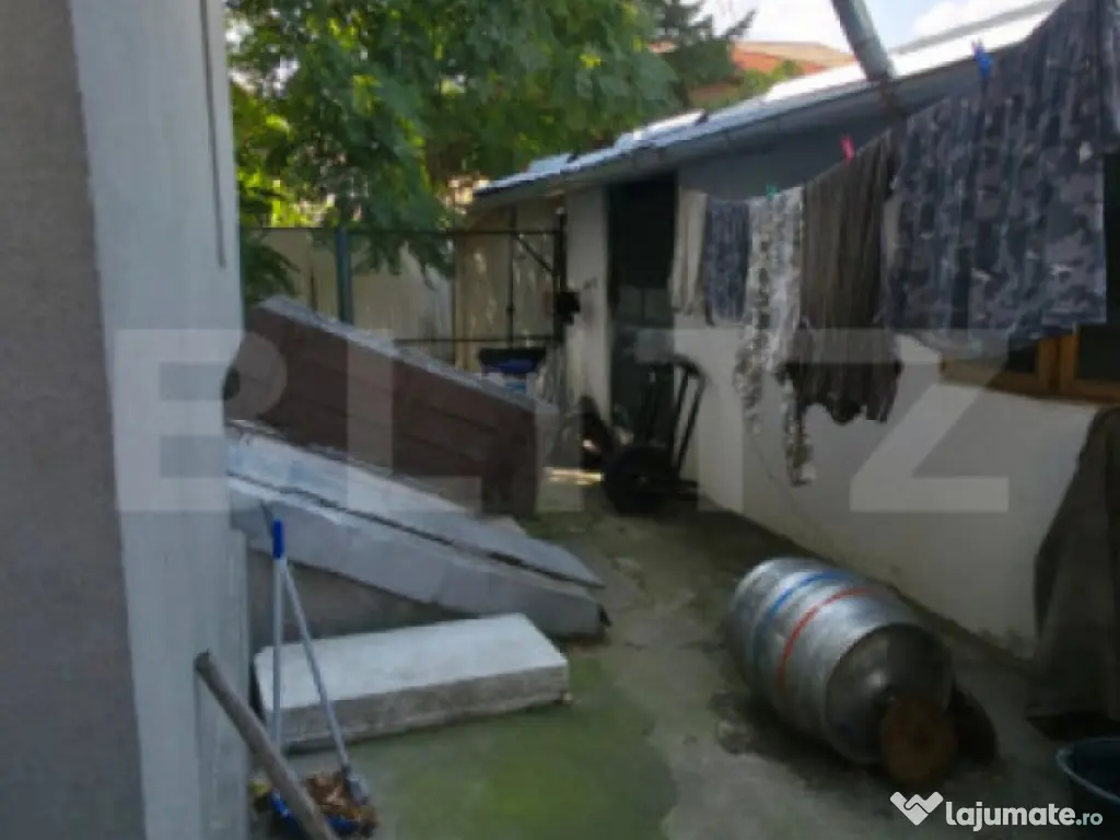 Casa 4 camere , teren 285 mp, zona semi-centrala