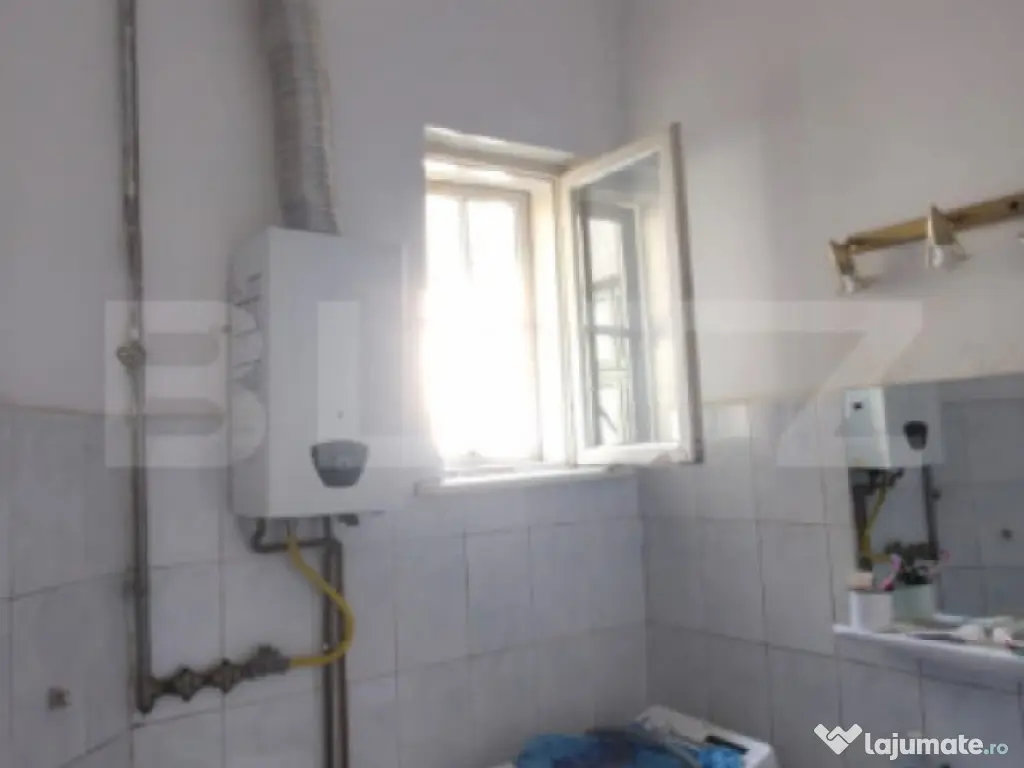 Casa 4 camere , teren 285 mp, zona semi-centrala