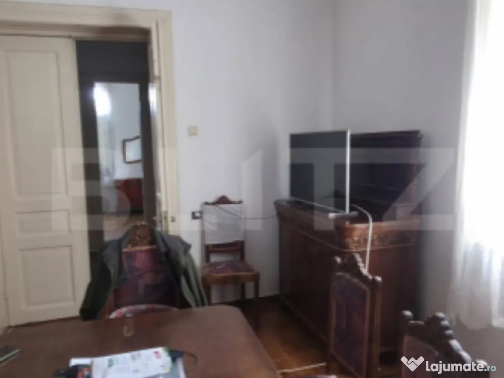 Casa 4 camere , teren 285 mp, zona semi-centrala