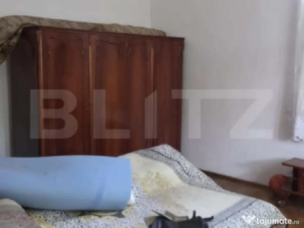 Casa 4 camere , teren 285 mp, zona semi-centrala