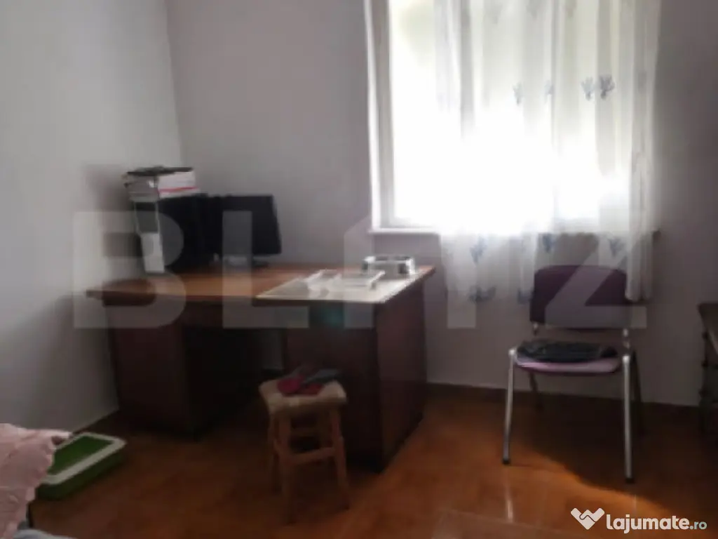 Casa 4 camere , teren 285 mp, zona semi-centrala