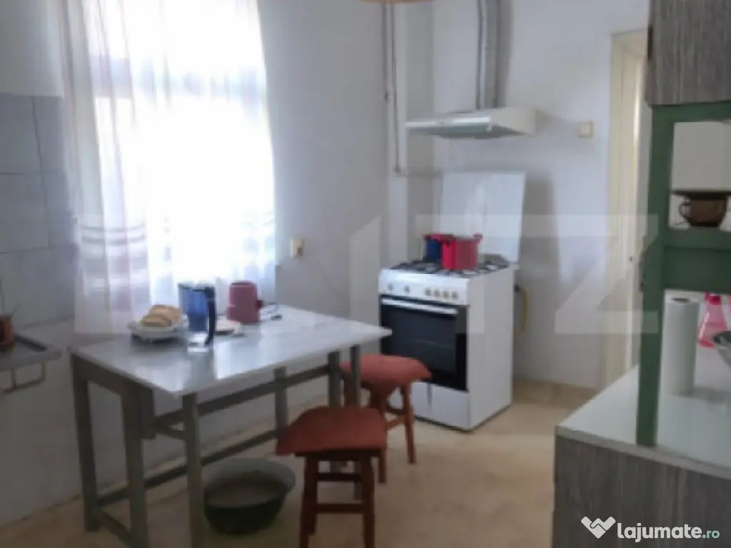 Casa 4 camere , teren 285 mp, zona semi-centrala