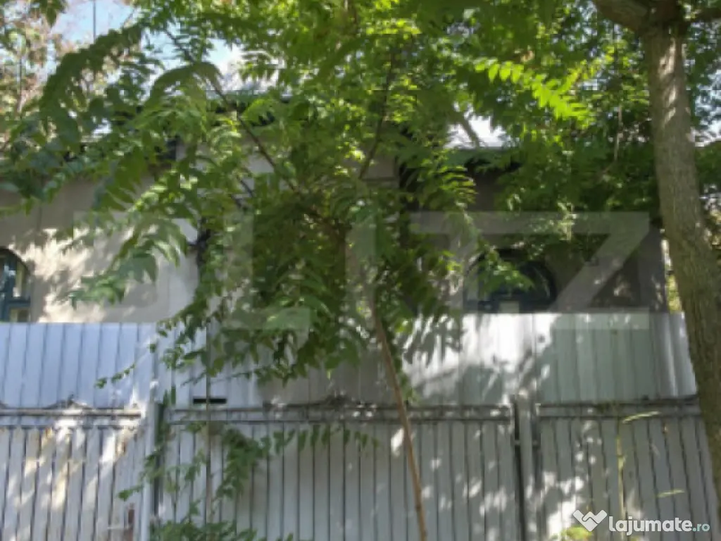 Casa 4 camere , teren 285 mp, zona semi-centrala