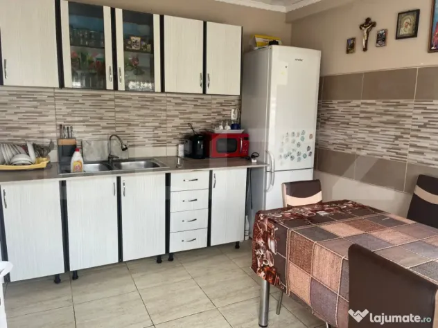 Casa de vanzare, 397 mp teren, zona Romanesti