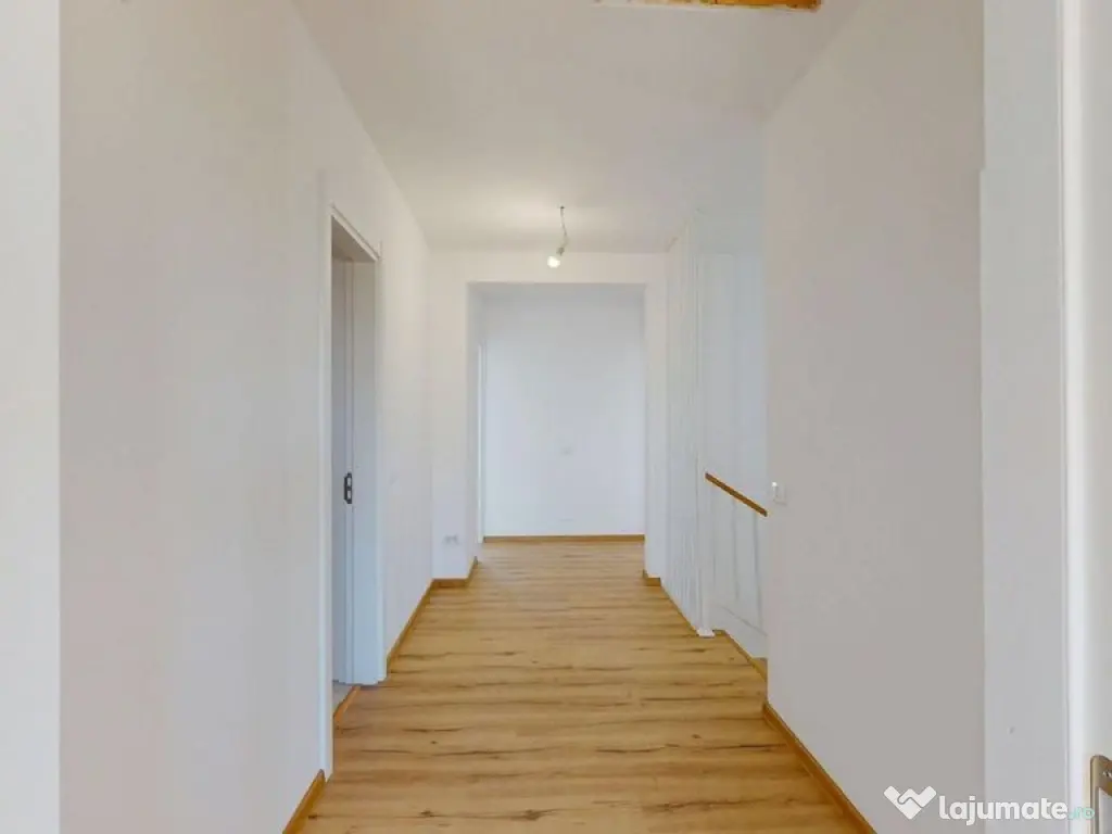 Casa Duplex cu 3 dorm.+ Dressing + Panouri Solare! Cu 2 i...