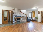 Casă / Vilă cu 6 camere de vânzare in Tarlungeni 