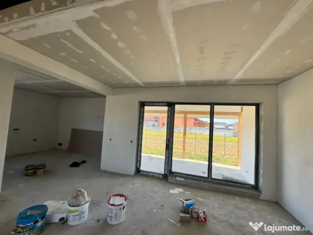 Casă nouă, semifinisata – aproape de oraș!