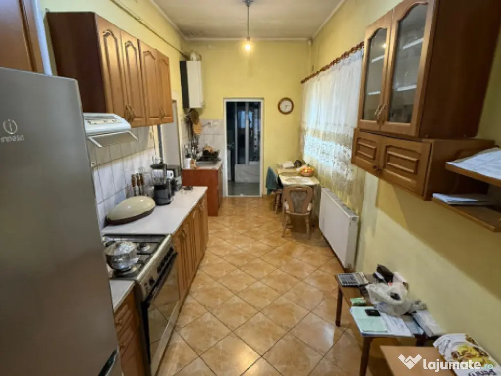 Casă cu garaj și 2 șeminee, lângă Parcul Mare – Str.