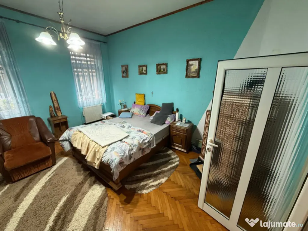 Casă cu garaj și 2 șeminee, lângă Parcul Mare – Str.