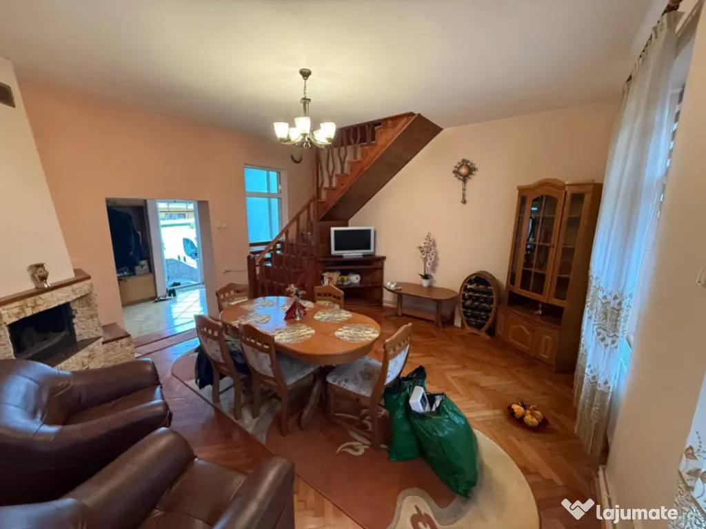 Casă cu garaj și 2 șeminee, lângă Parcul Mare – Str.