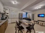 La 2 minute de mare, doua camere decomandate. 