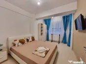 La 2 minute de mare, doua camere decomandate. 