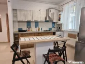 La 2 minute de mare, doua camere decomandate. 