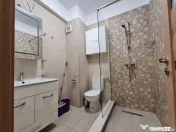 La 2 minute de mare, doua camere decomandate. 