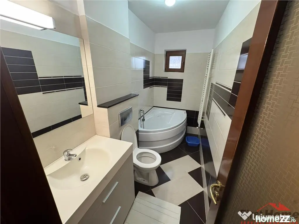 Ap 3 camere, renovat, etaj 3, str. Longinescu - Liceul Econo - Focsani (Vrancea)