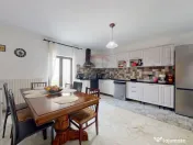 Două case pe același teren – locuință + oportunitat... 