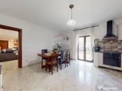 Două case pe același teren – locuință + oportunitat... 