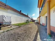 Două case pe același teren – locuință + oportunitat... 